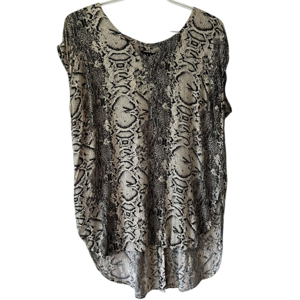 TRIBAL - Animal print Short sleeve Asymetric Top size Small